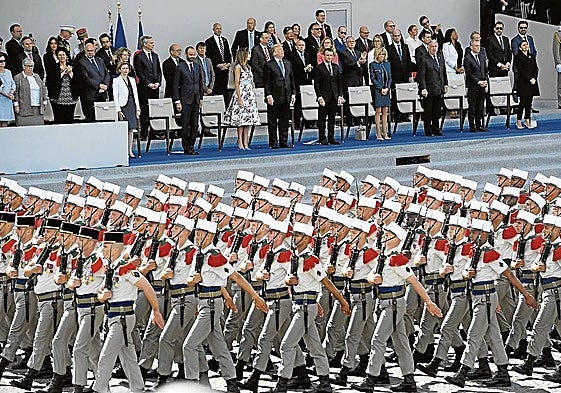 Trump quedó fascinado por los fastos del Desfile del Día de la Bastilla.