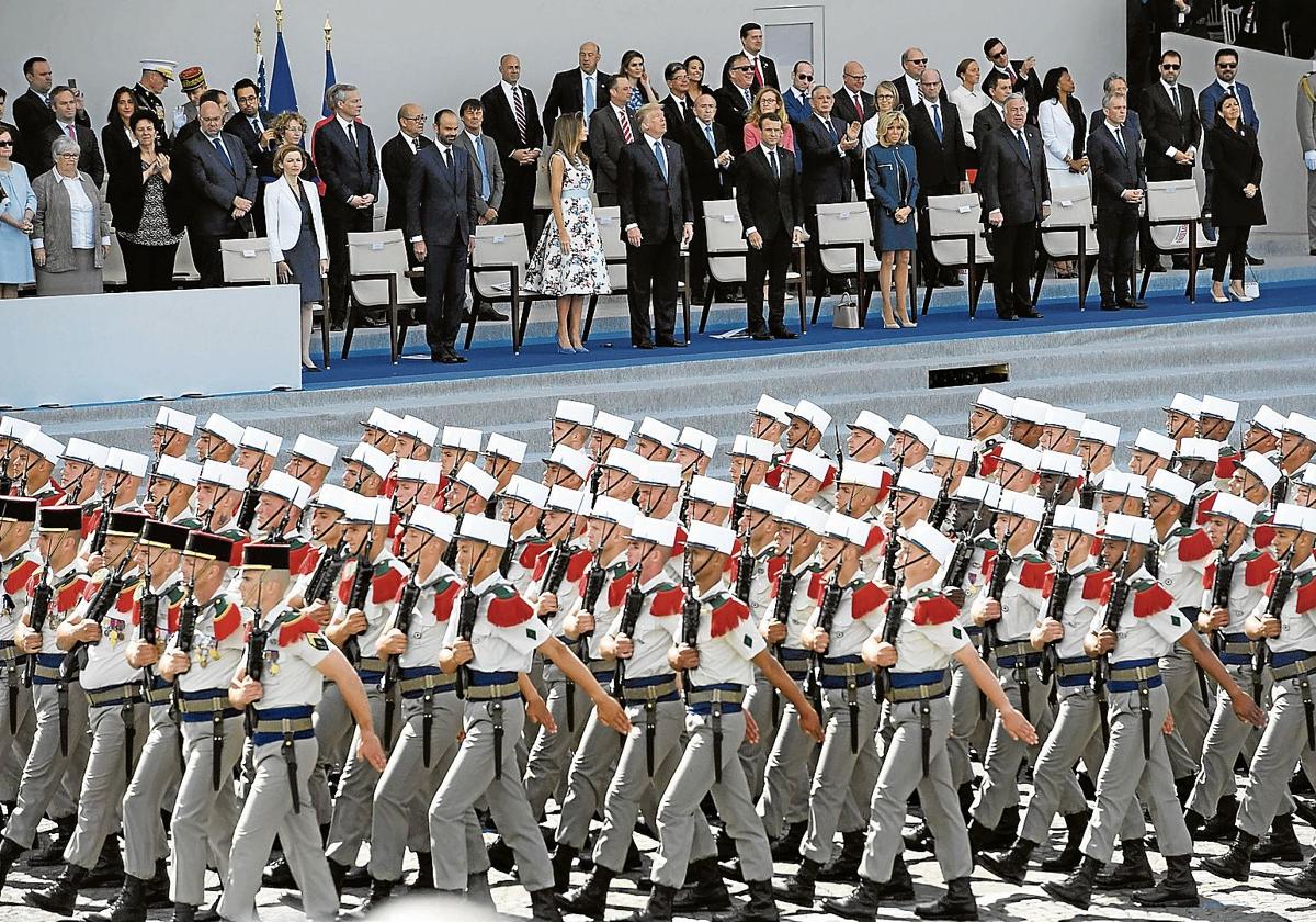 Trump quedó fascinado por los fastos del Desfile del Día de la Bastilla.