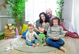 Nereida y su pareja David, con el pequeño Ekai y su hermana mayor, en una foto de familia.