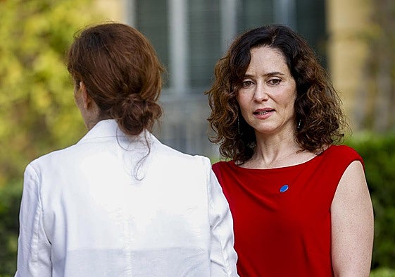 Isabel Díaz Ayuso tras un momento de tensión con Mónica García en Barcelona.
