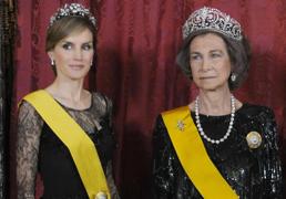 Así fue la última cena de gala del rey Juan Carlos: los looks espectaculares de Letizia y Sofía y lo mejor del joyero Borbón