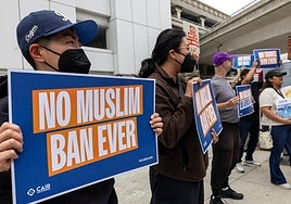 Ciudadanos se manifestan contra el veto migratorio en Los Angeles.