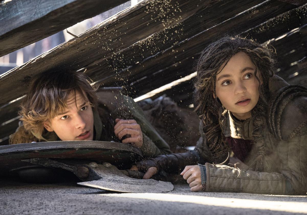 Imagen principal - Arriba Mason Thames y Nico Parker, que da vida a Astrid; debajo, Gerard Butler, como Estoico, y Nick Frost, como Bocón.