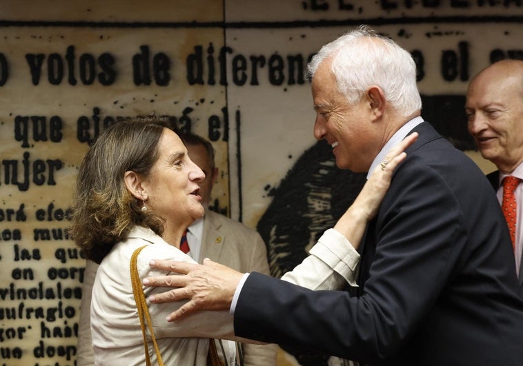 La vicepresidenta de la Comisión Europea, Teresa Ribera, saluda este lunes al presidente de la comisión de investigación del Senado por el 'caso Koldo'.