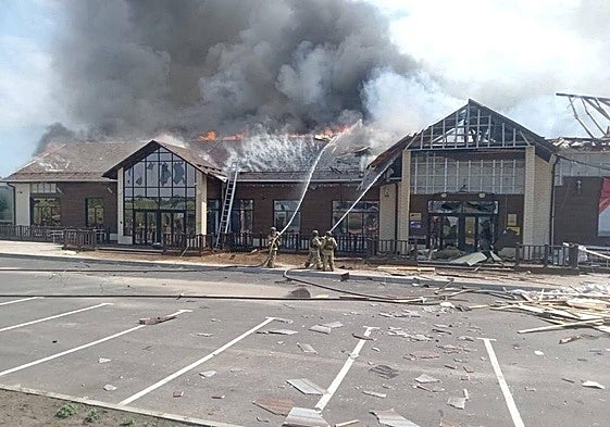 Un centro cultural arde en la región rusa de Kursk tras un ataque con drones ucranianos.