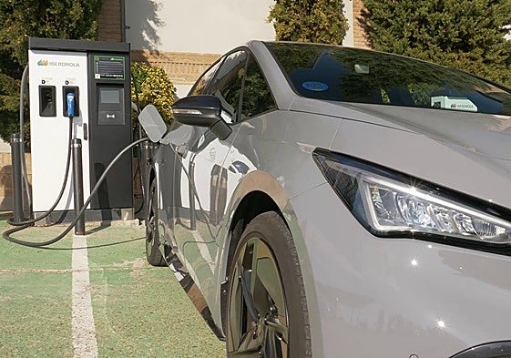 Un cargador de Iberdrola en la calle.