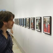 Un periodista observa 'I Don't Want What I Thought I Wanted', uno de los 50 'collages' de Coixet.