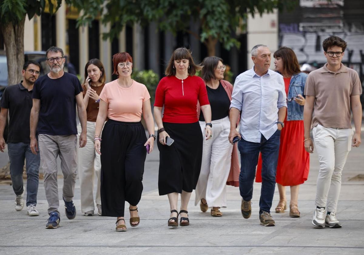 La ejecutiva de Més, liderada por la diputada Águeda Micó y el parlamentario Joan Baldoví, a su llegada a la reunión de Copromís en Valencia.
