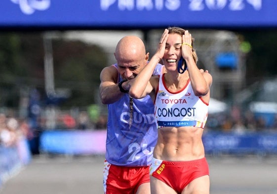 La atleta paralímpica Elena Congost (derecha), en los JJ OO de París-24 junto a su guia Mia Carol