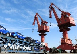 Automóviles preparados para su exportación.