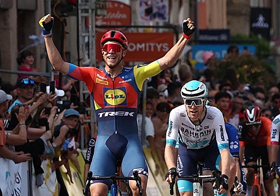 Jonathan Milan celebra su victoria al sprint en la segunda etapa del Dauphiné.