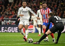 Clément Lenglet (c), en un derbi de esta temporada.
