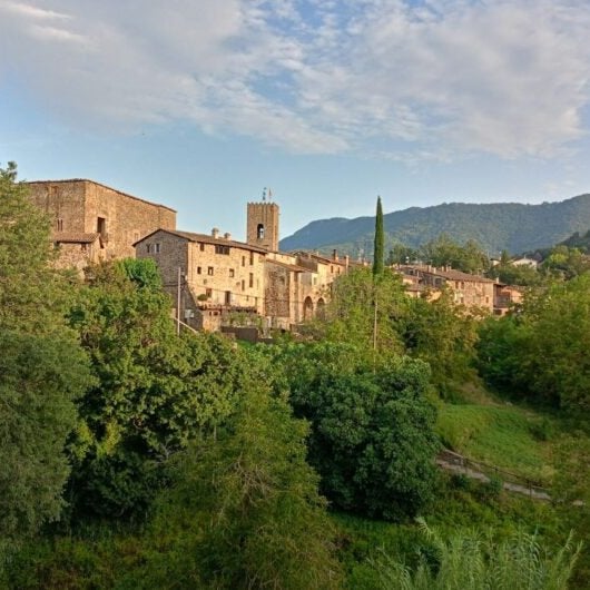 Este es el pueblo medieval mejor conservado del norte de España: tiene un castillo en el centro y está rodeado de volcanes