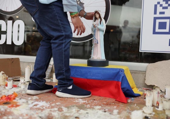 Velas y oraciones en Bogotá para que Miguel Uribe se recupere.
