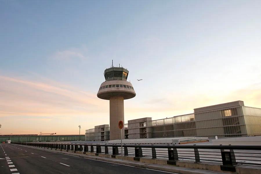 VIsta de la torre de control de la terminal sur del aeropuerto de Barcelona.