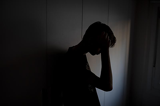 Un joven de lado en su casa