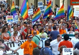 Pedro Zerolo, de naranja, el 2 de julio de 2005, en el centro de la pancarta del Orgullo, dos días después de aprobarse el matrimonio igualitario.