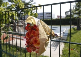 Unas flores en la verja del instituto donde se produjo el crimen.