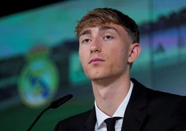 Dean Huijsen, durante la rueda de prensa de su presentación como jugador del Real Madrid.