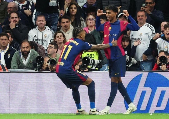 Lamine Yamal, felicitado por Raphinha en el clásico del Bernabéu.