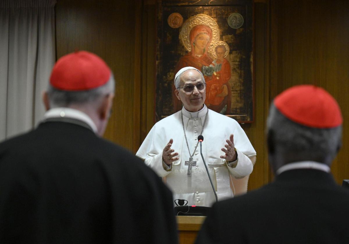 El Papa León XIV, en una de sus primeras reuniones con cardenales.