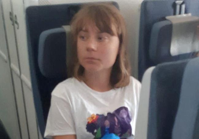 Greta Thunberg en el asiento del avión de regreso a casa.