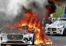 Un vehículo en llamas y otro destrozado, durante las manifestaciones en Los Ángeles.