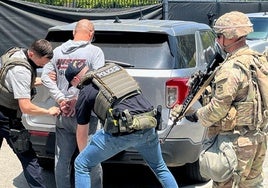 Agentes de policía cachean a un manifestante en Los Ángeles.
