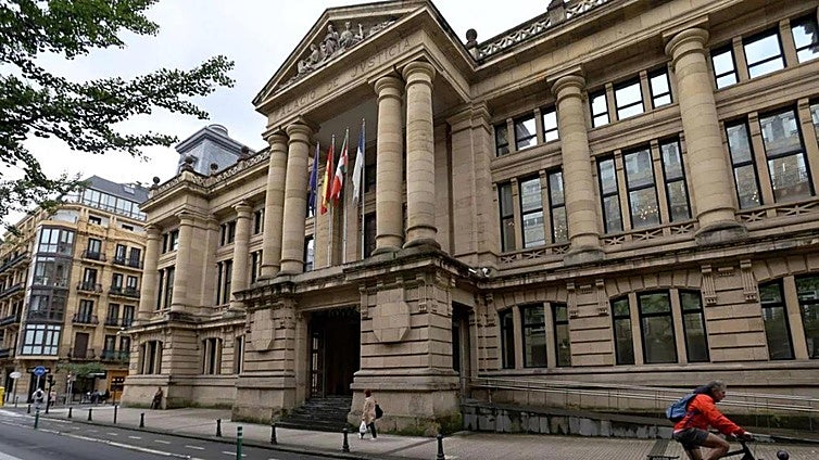 Intenta matar a su pareja en Irún manipulando los frenos de su vehículo
