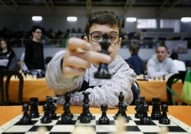 Faustino Oro, un joven prodigio del ajedrez, durante una partida