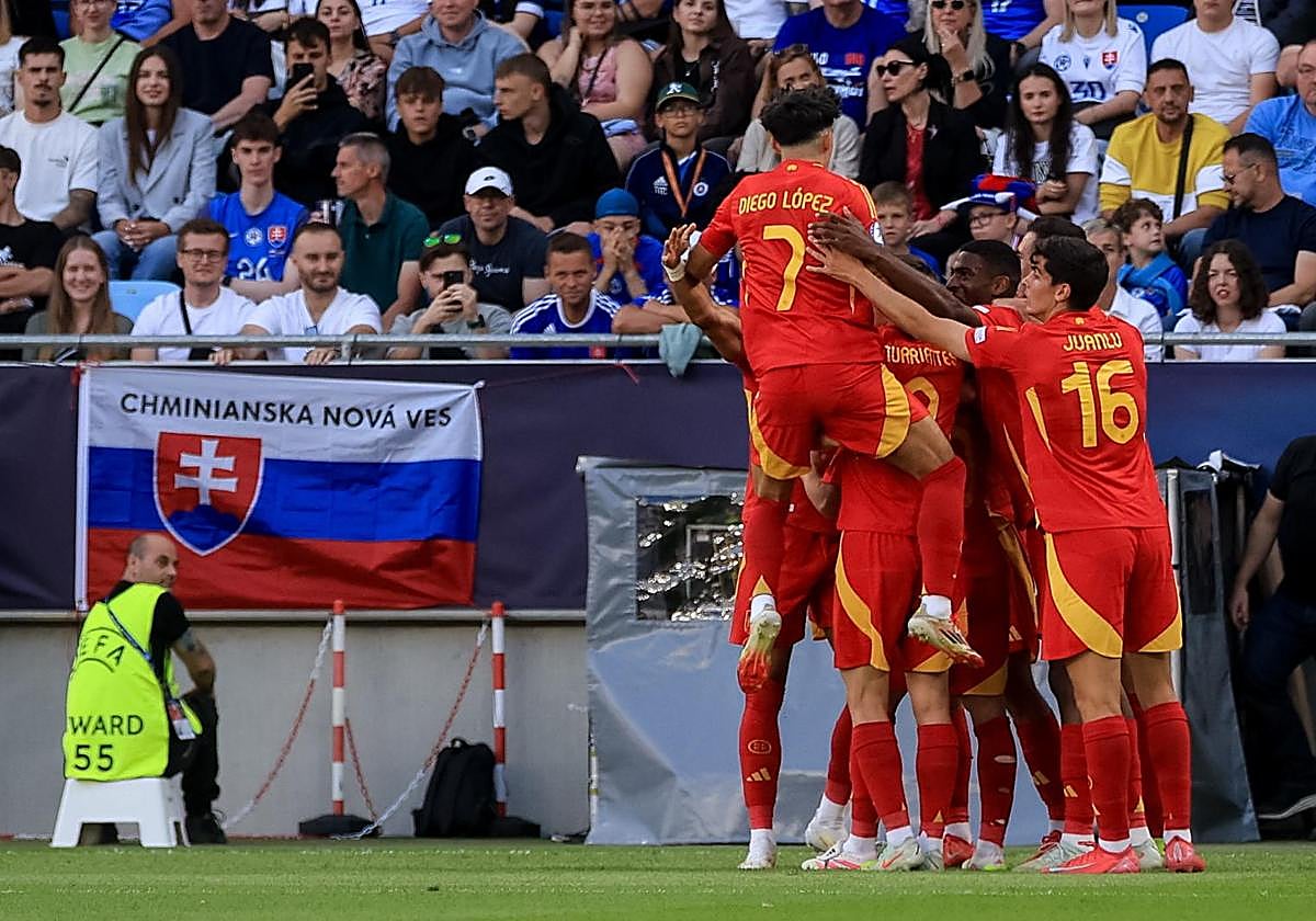 Los jugadores españoles celebran el gol de Marc Pubill.