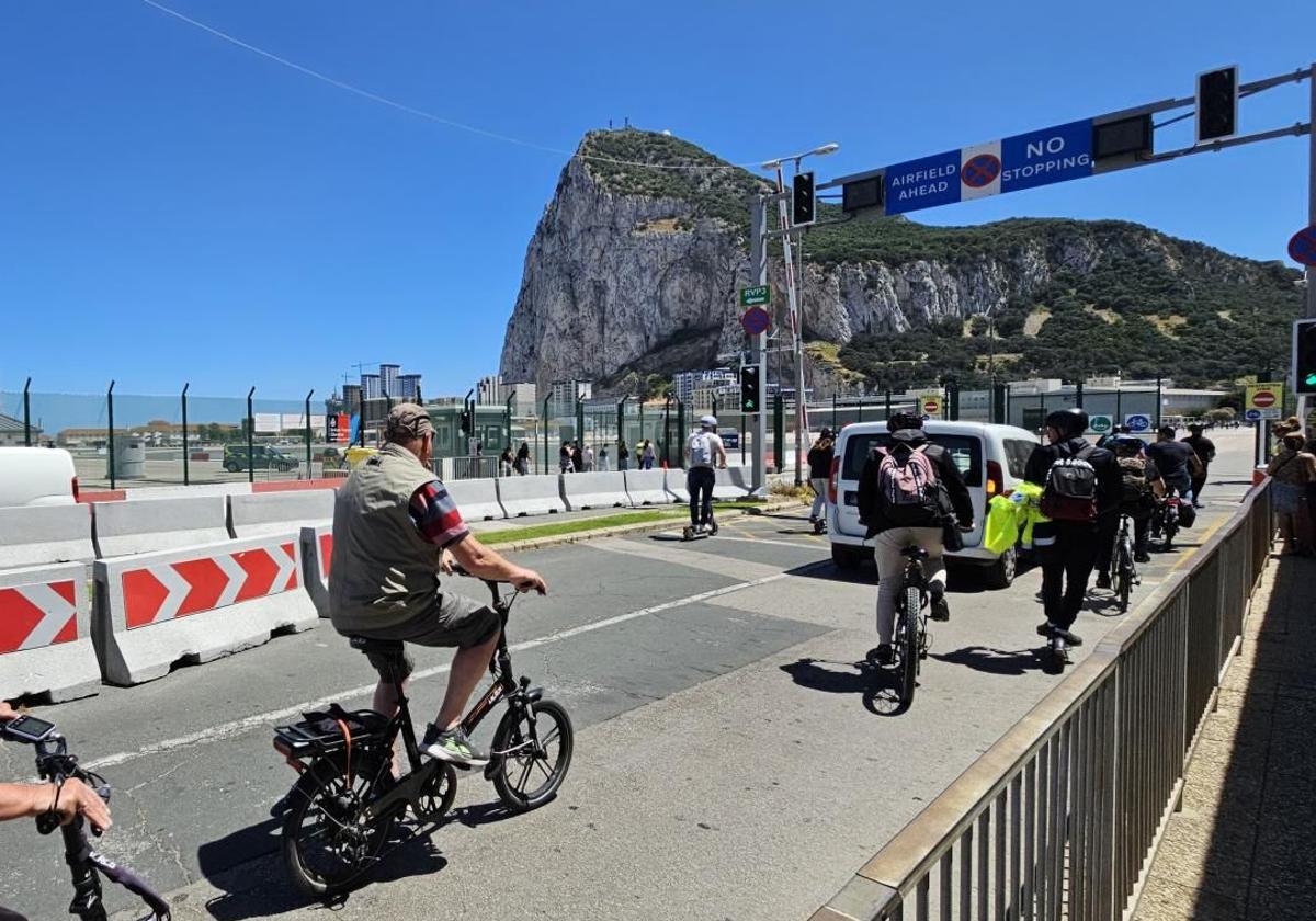 Varios turistas se disponen a cruzar el aeropuerto de Gibraltar.