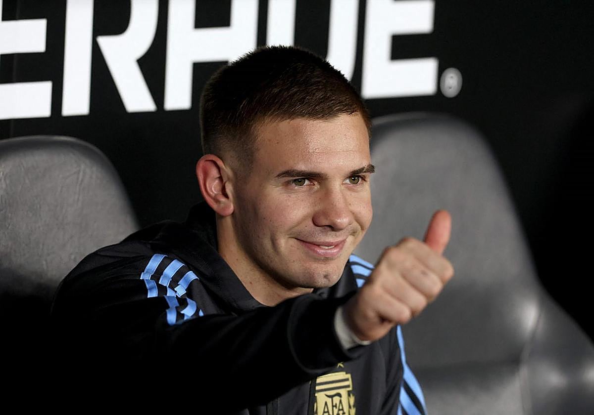 Franco Mastantuono, en el banquillo de la selección argentina, antes del partido contra Colombia.
