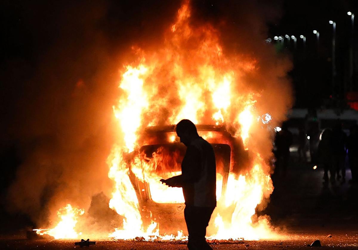 Un vehículo es incendiado durante las protestas antiinmigración en Ballymena, Irlanda del Norte.