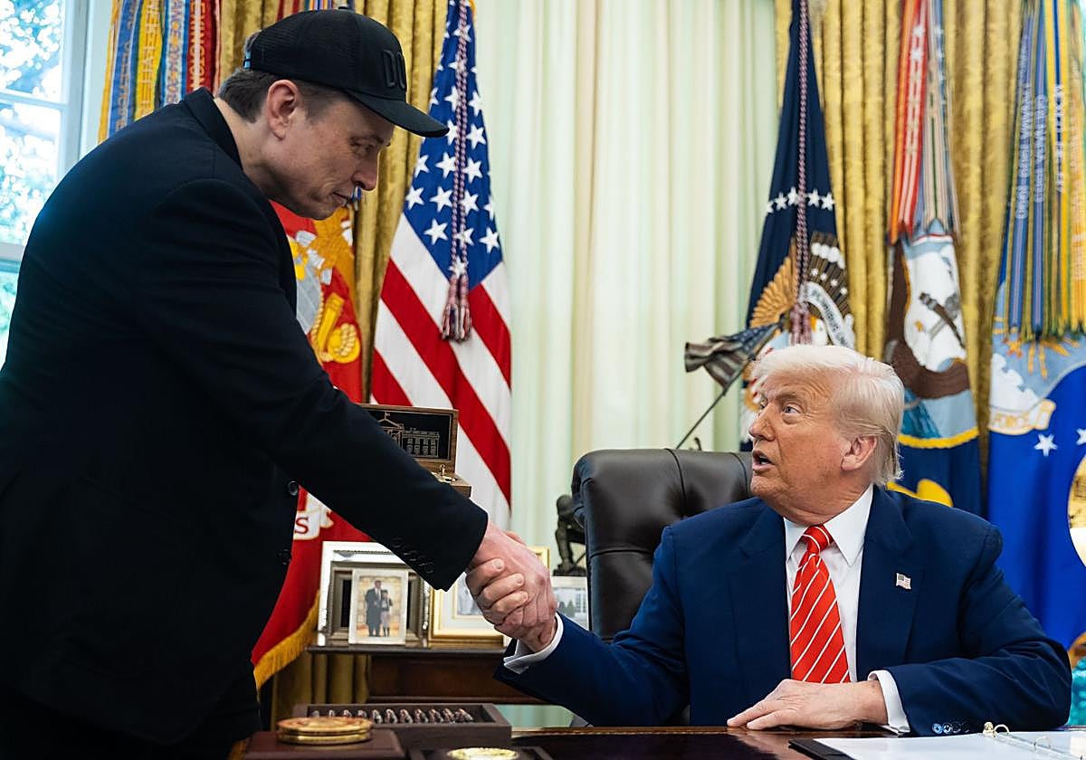 Elon Musk y Donald Trump en el Despacho Oval se dan la mano durante la despedida del exjefe del Departamento de Eficiencia Gubernamental (DOGE).