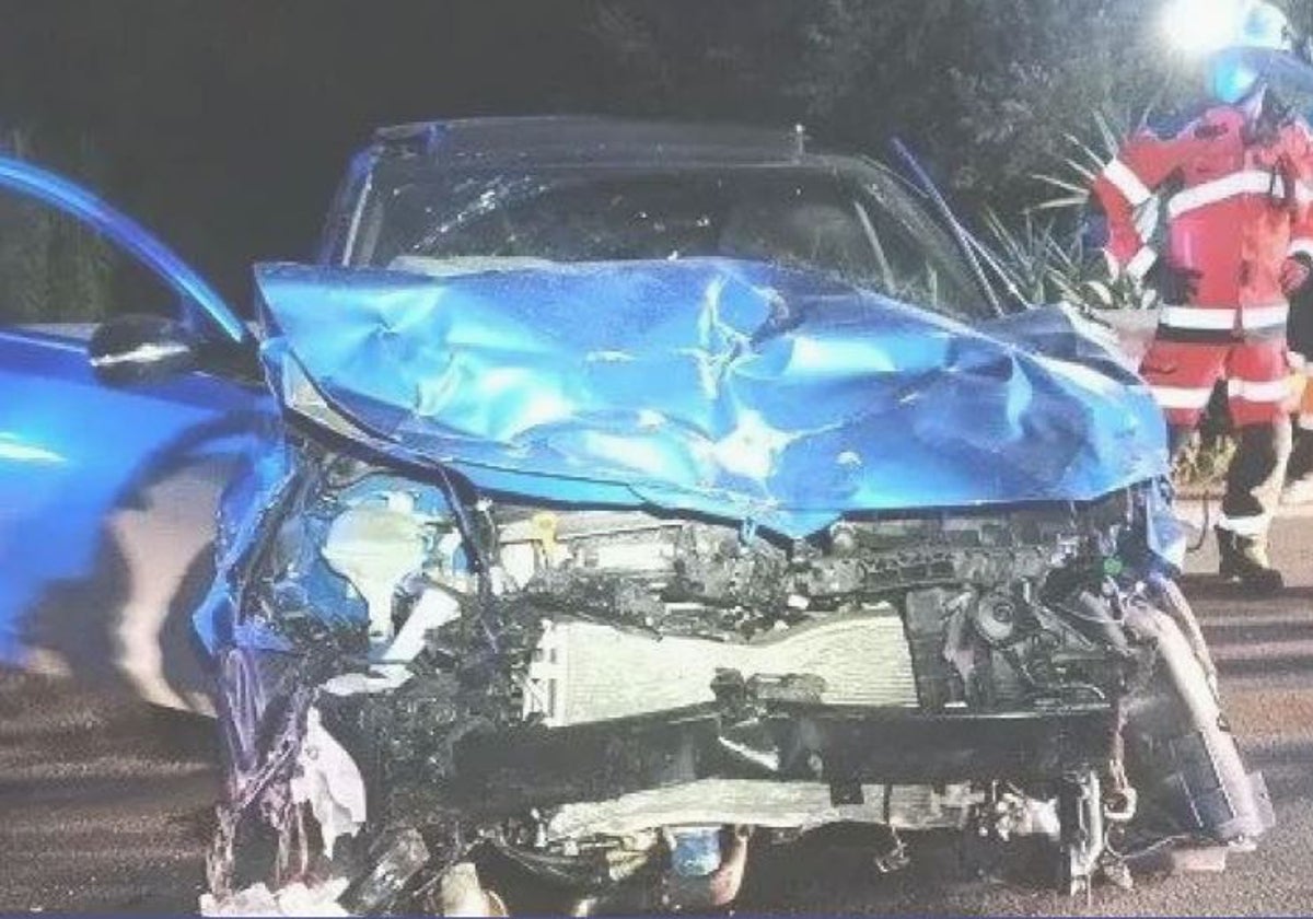 A wrecked vehicle in Granada.