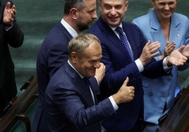 Donald Tusk celebra el resultado del voto de confianza en el Sejm.