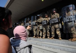 Un manifestante se dirige a miembros de la Guardia Nacional, en Los Ángeles.