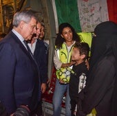 El ministro de Asuntos Exteriores italiano, Antonio Tajani recibe a Adam y su madre Alaa al-Najjar en el aeropuerto de Milán.