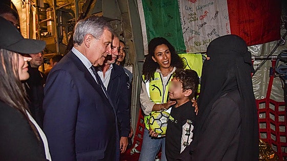 Llega a Italia el niño de Gaza que sobrevivió al ataque de Israel en el que murieron sus 9 hermanos y su padre