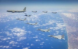 Varios cazas israelíes se abastecen de combustible en pleno vuelo.