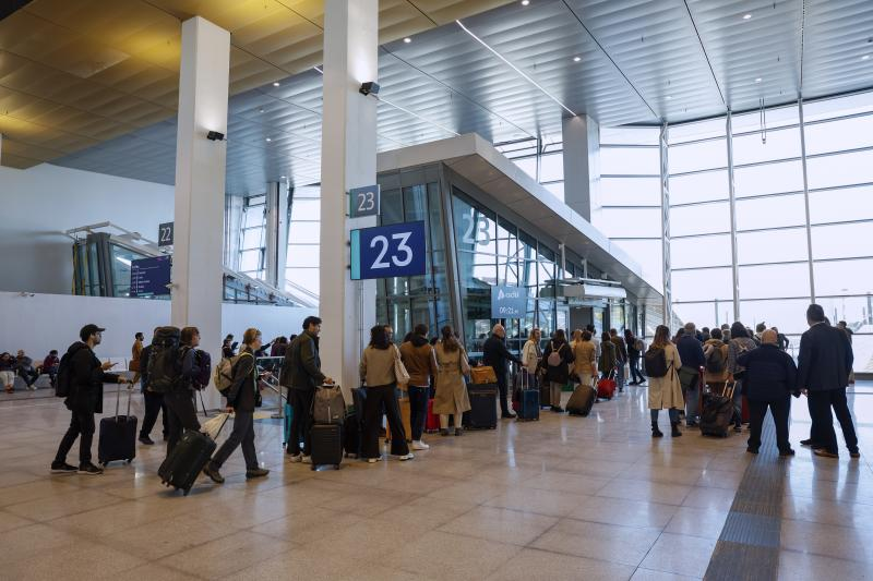 Varias personas hacen cola para coger el tren de alta velocidad en la estación de Chamartín