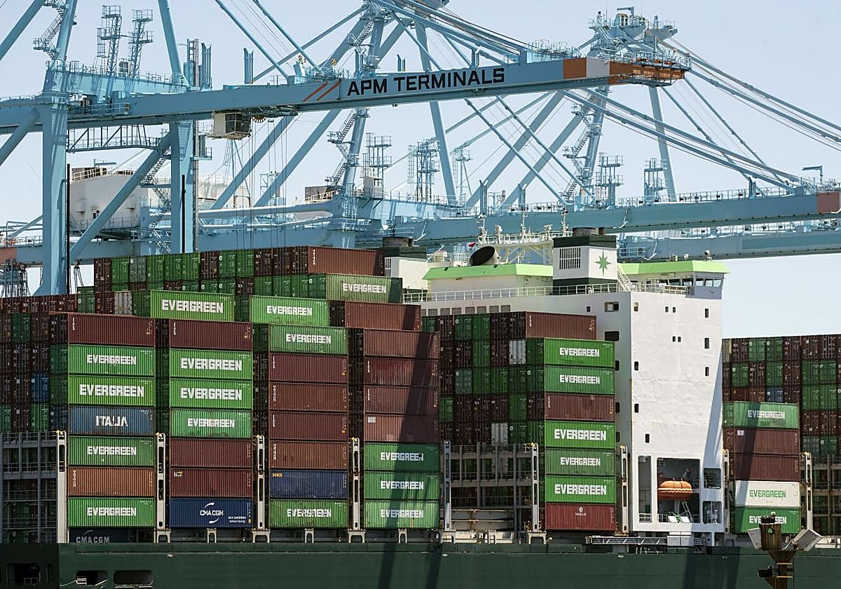 Mercancías en un puerto.