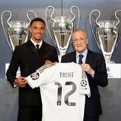 Trent Alexander-Arnold posa con su nueva camiseta junto a Florentino Pérez.