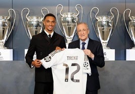 Trent Alexander-Arnold posa con su nueva camiseta junto a Florentino Pérez.