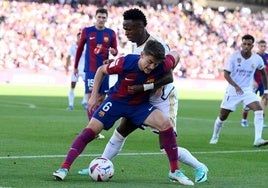 Vinicius y Gavi, durante un clásico de la Liga.