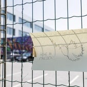 Dibujo con la inscripción «Descansa en paz» en las vallas del colegio tras el tiroteo mortal en Graz, Austria.