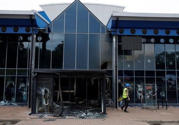 Incendian un refugio de inmigrantes en la tercera noche de disturbios racistas en Irlanda del Norte