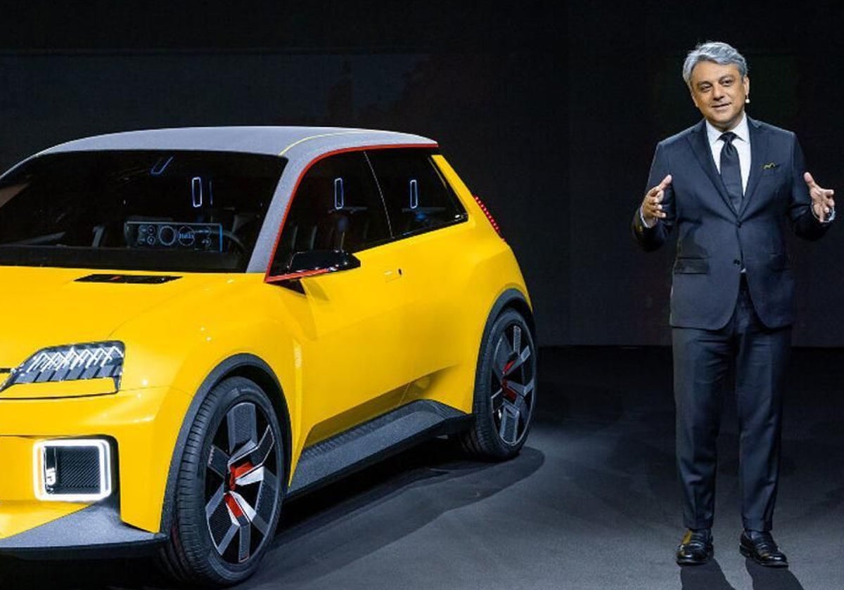 Luca de Meo alongside the new Renault 5