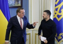 El ministro de Defensa alemán, Boris Pistorius, con el presidente ucraniano, Volodímir Zelenski, este jueves en Kiev.